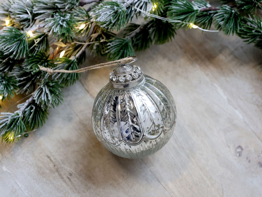 Chic Antique Weihnachtskugel mit Dekor und Strasssteinen Preview Image