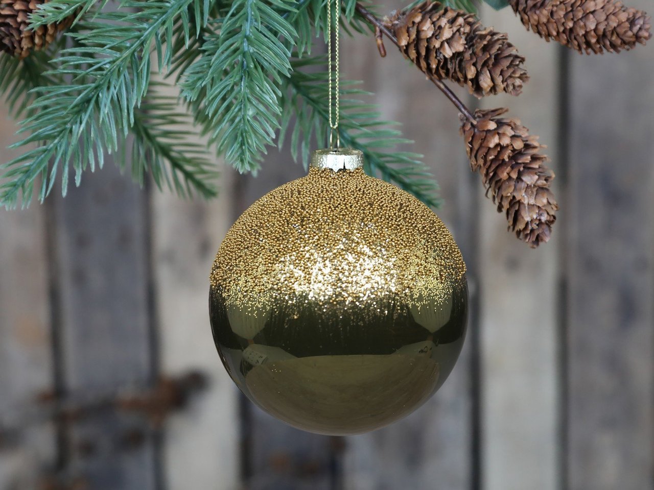 Chic Antique Weihnachtskugel mit goldener Perlenoberseite Preview Image