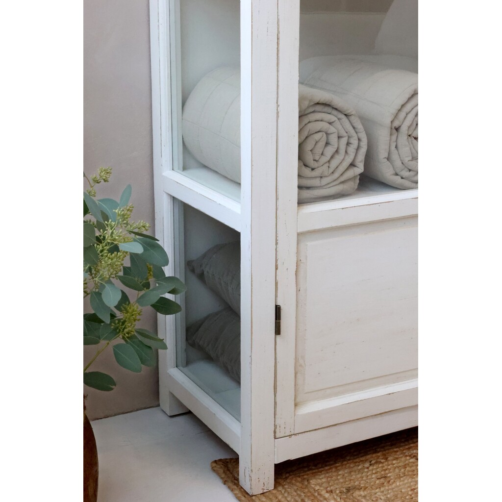 Weißer Vitrinenschrank mit Glastüren und Regalböden