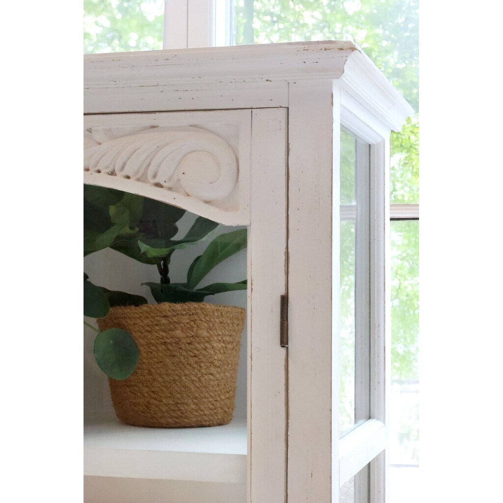 Weißer Vitrinenschrank mit Glastüren und Regalböden