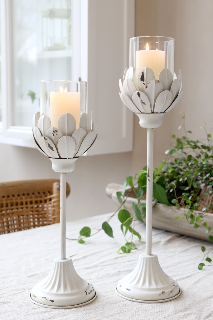 Chic Antique Weißes Vintage Windlicht auf Fuß Preview Image