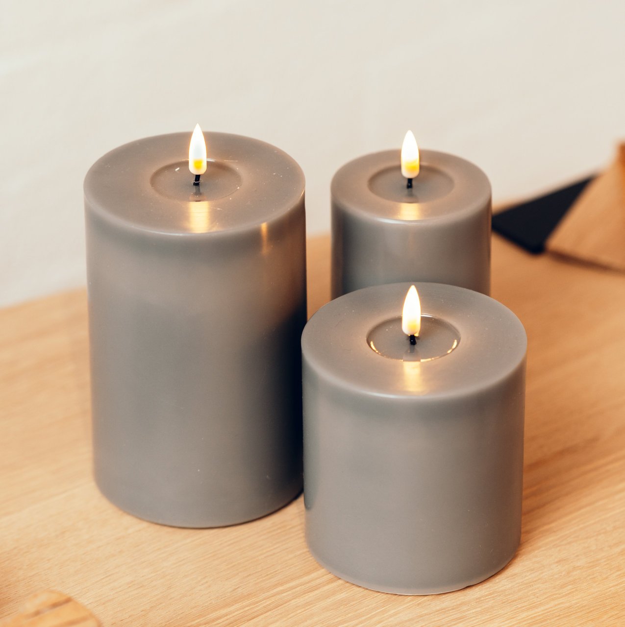 Deluxe Homeart LED Stumpenkerze Real Flame grau