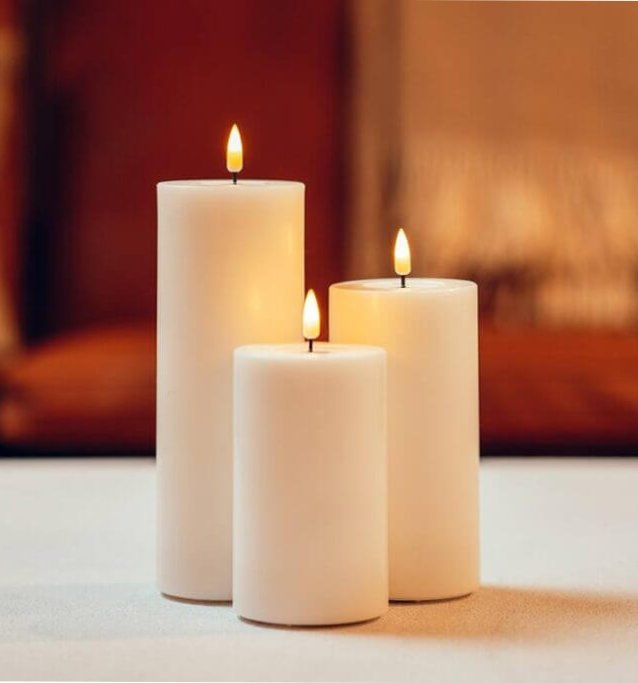 Deluxe Homeart LED Stumpenkerze Real Flame weiß