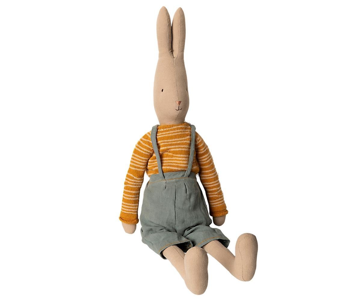 Hase in der Größe 5 in Latzhose und Streifenpulli
