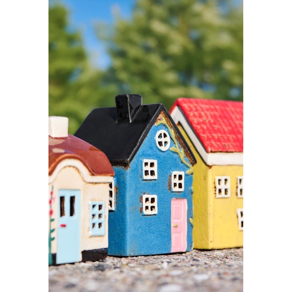 IB Laursen Lichthaus Ebeltoft – Keramikhaus mit hellblauer Tür und Stockrosen