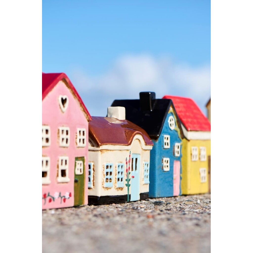 IB Laursen Lichthaus Ebeltoft – Keramikhaus mit hellblauer Tür und Stockrosen