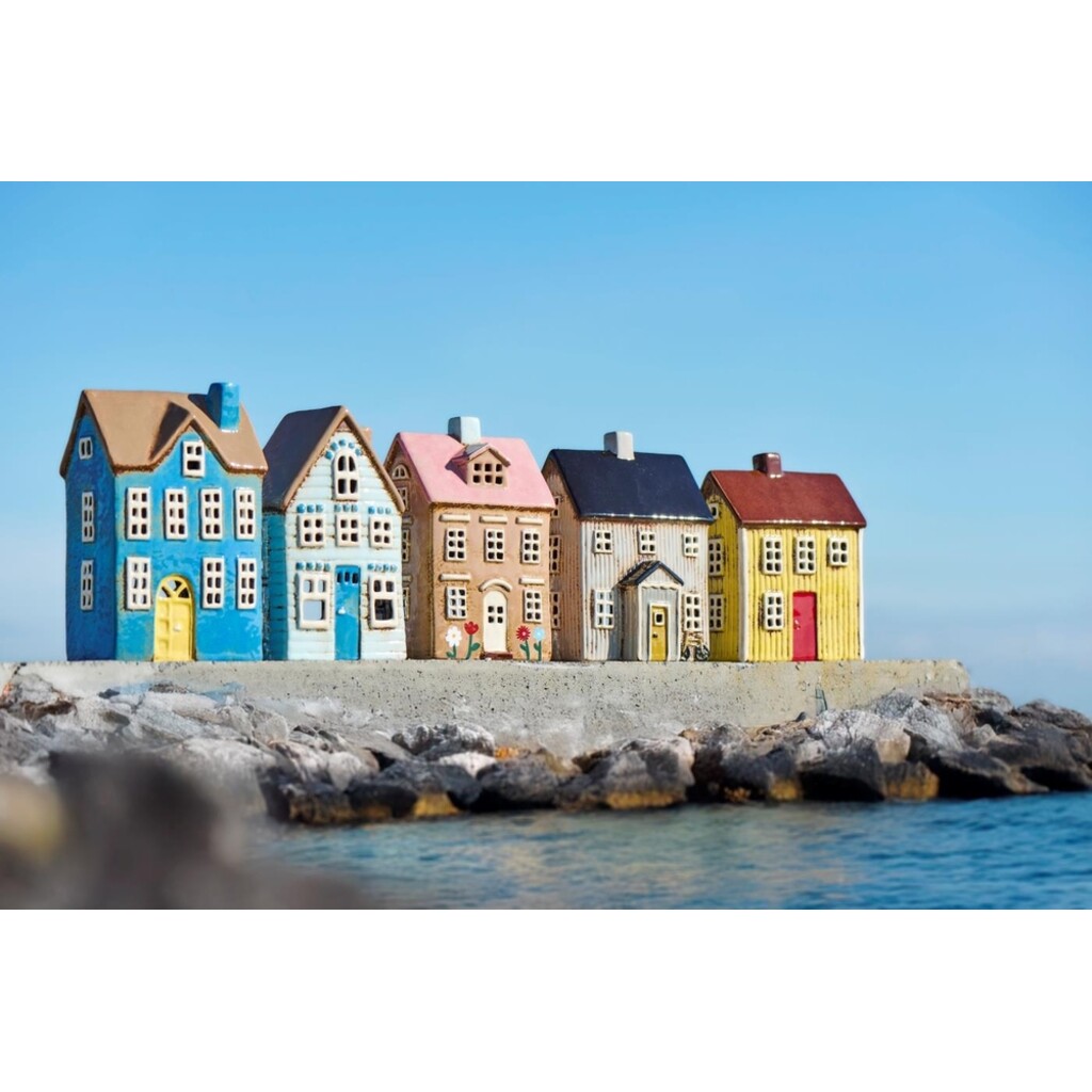 IB Laursen Lichthaus Visby Gelb mit roter Tür