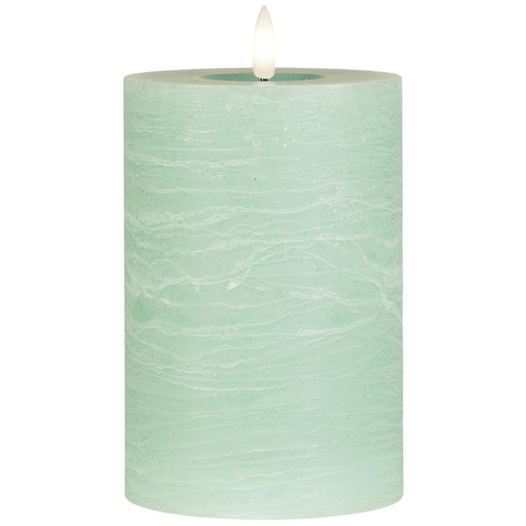 LED-Stumpenkerze mit warmer Flamme