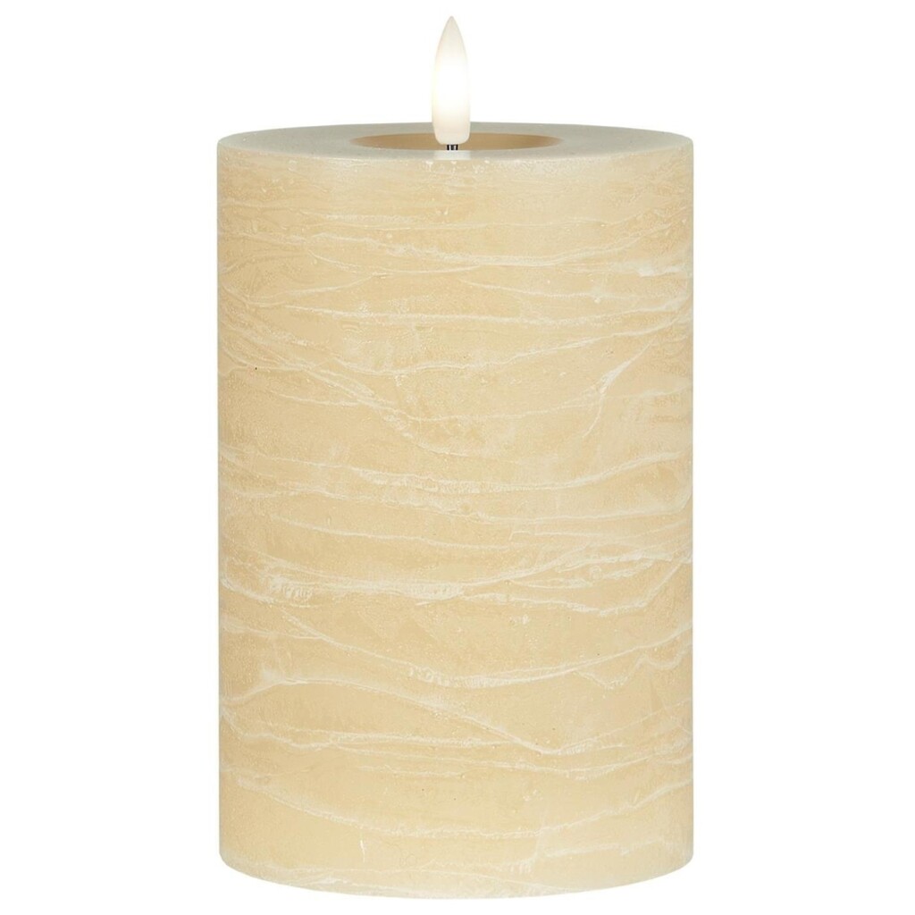 LED-Stumpenkerze mit warmer Flamme