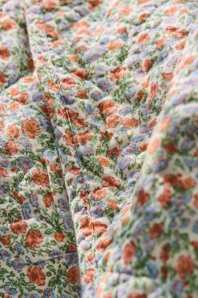 IB Laursen Quiltdecke Blumenpracht – Hellblau & Rostfarben