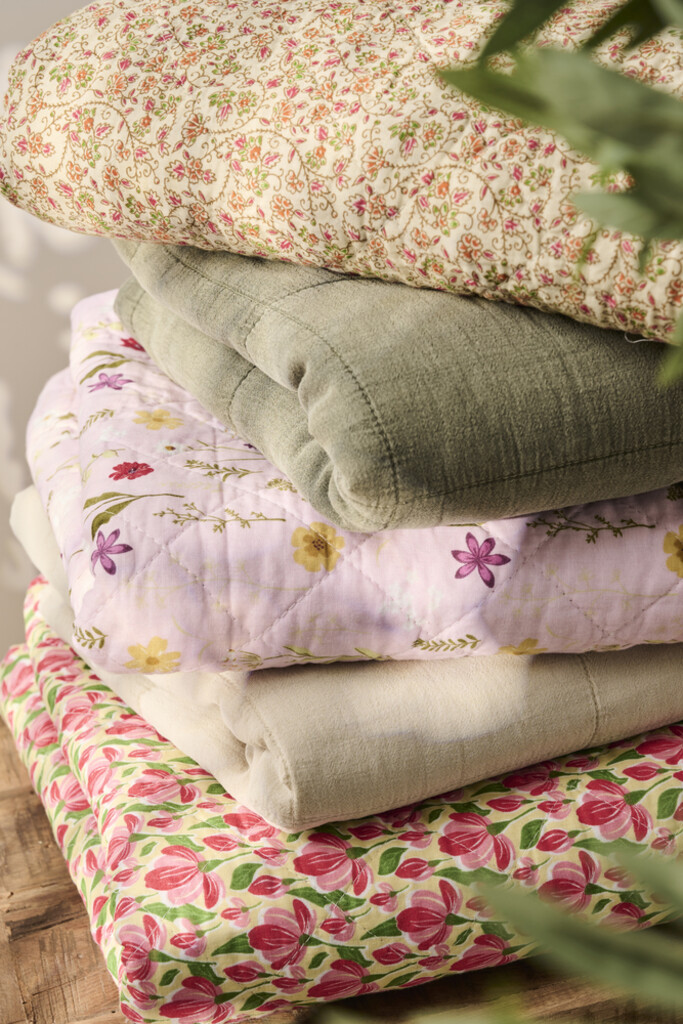 IB Laursen Quilt rosa mit Gartenblumen Preview Image