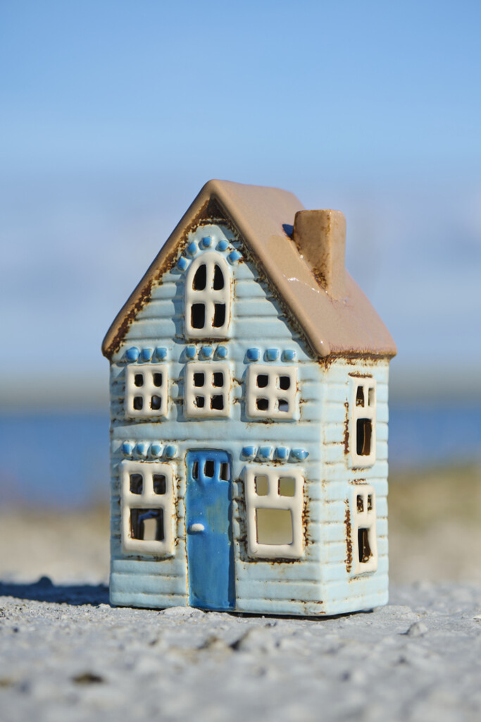 IB Laursen Teelichthaus Visby blaue Tür braunes Dach Preview Image