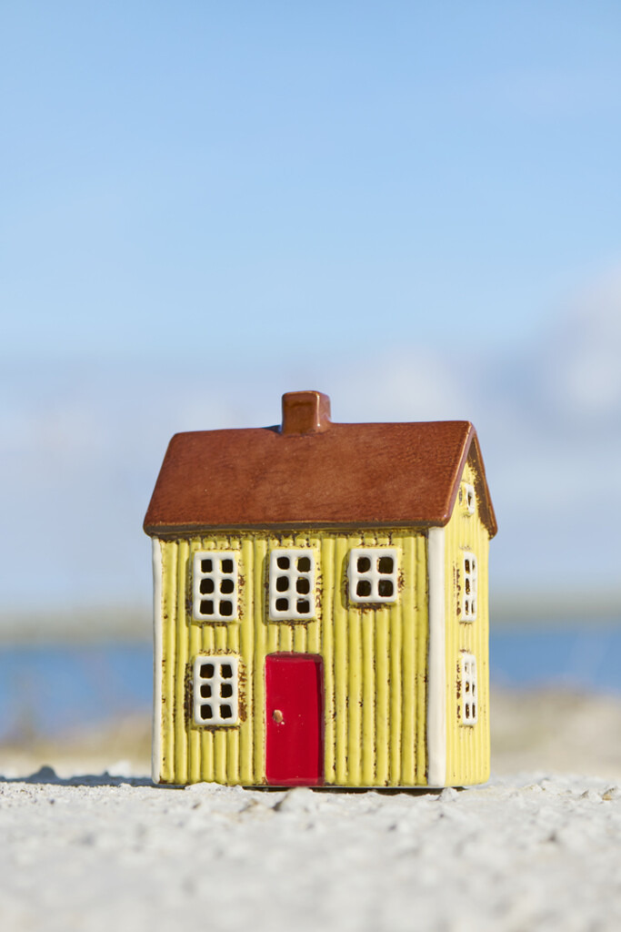 IB Laursen Teelichthaus Visby gelb mit roter Tür Preview Image