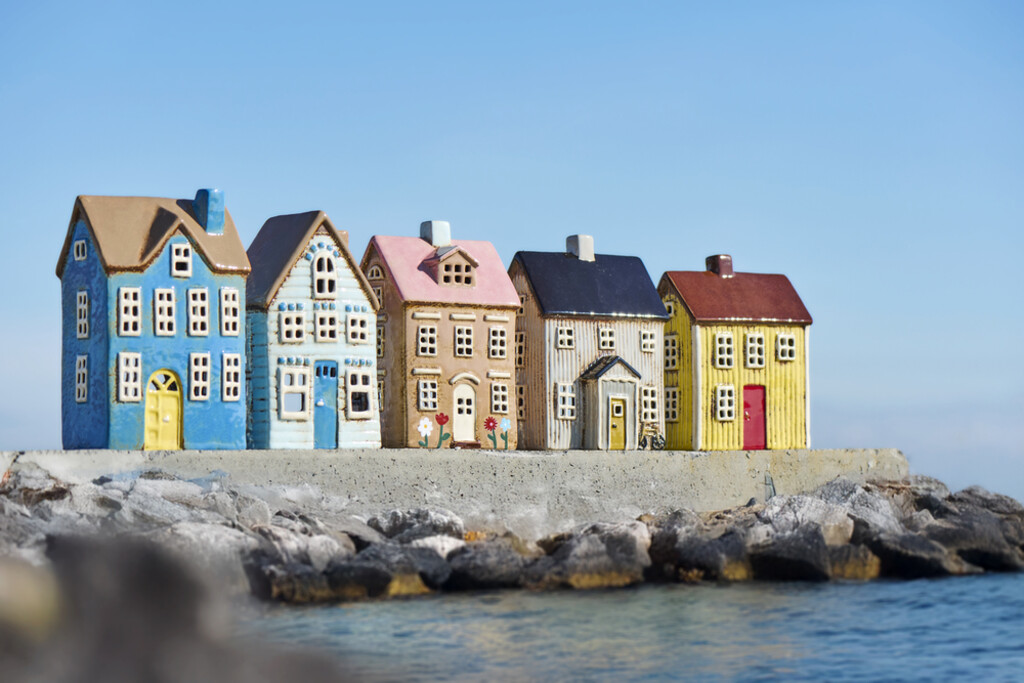 IB Laursen Teelichthaus Visby gelb mit roter Tür Preview Image
