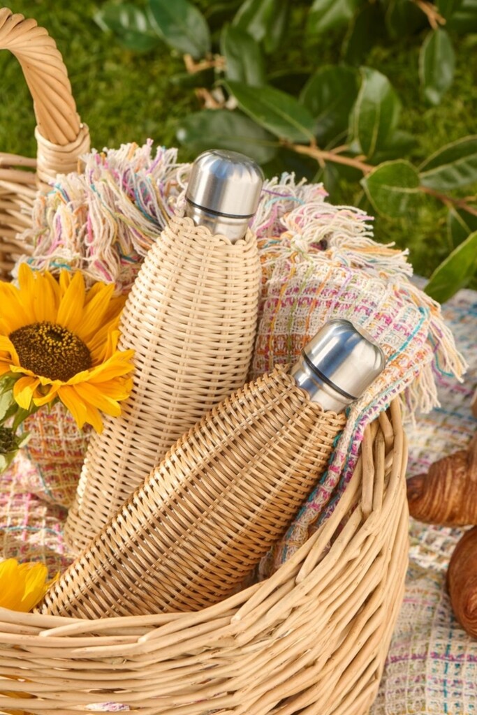 Thermosflasche mit handgeflochtenem Polyrattan