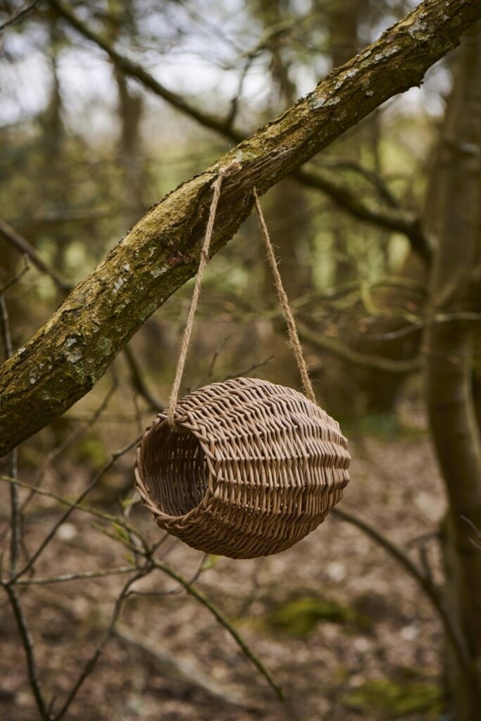Vogelfutterhaus aus Weide mit Juteschnur
