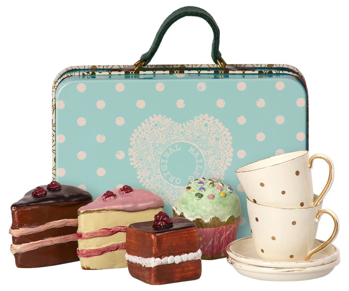 Koffer mit Kuchen und Tischgeschirr für Zwei