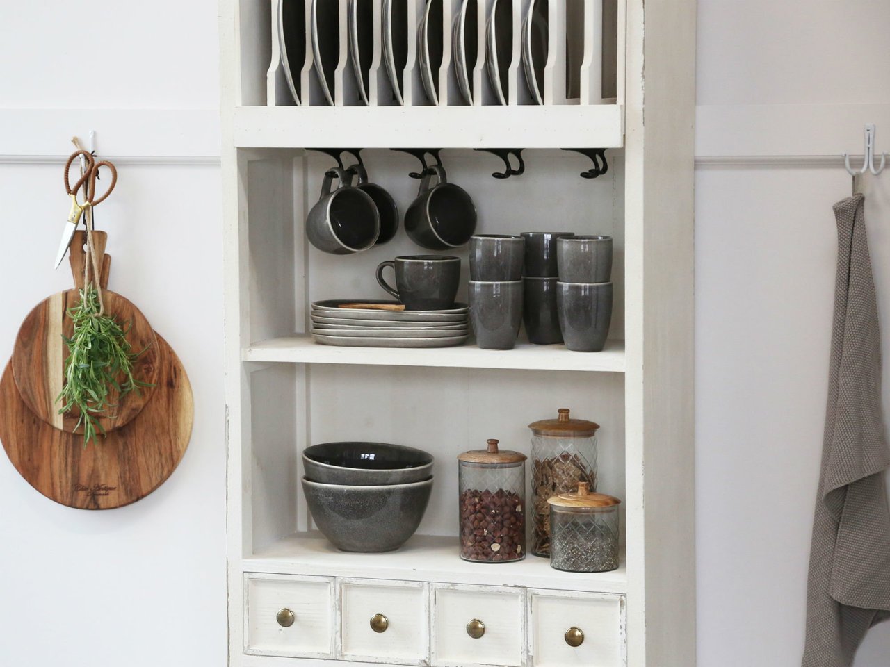 Küchenschrank mit Schubladen und Tellerregal von Chic Antique günstig