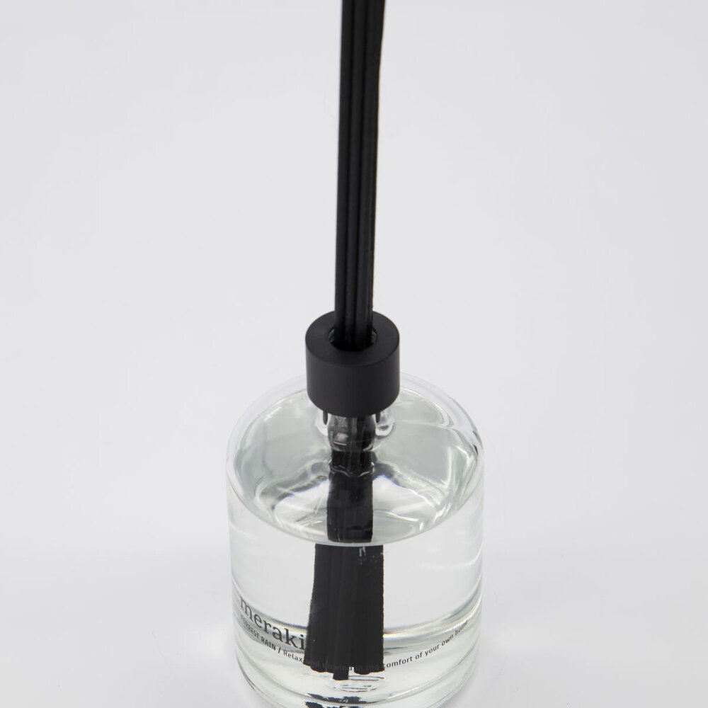 Raumduft mit schwarzen Duftstäbchen