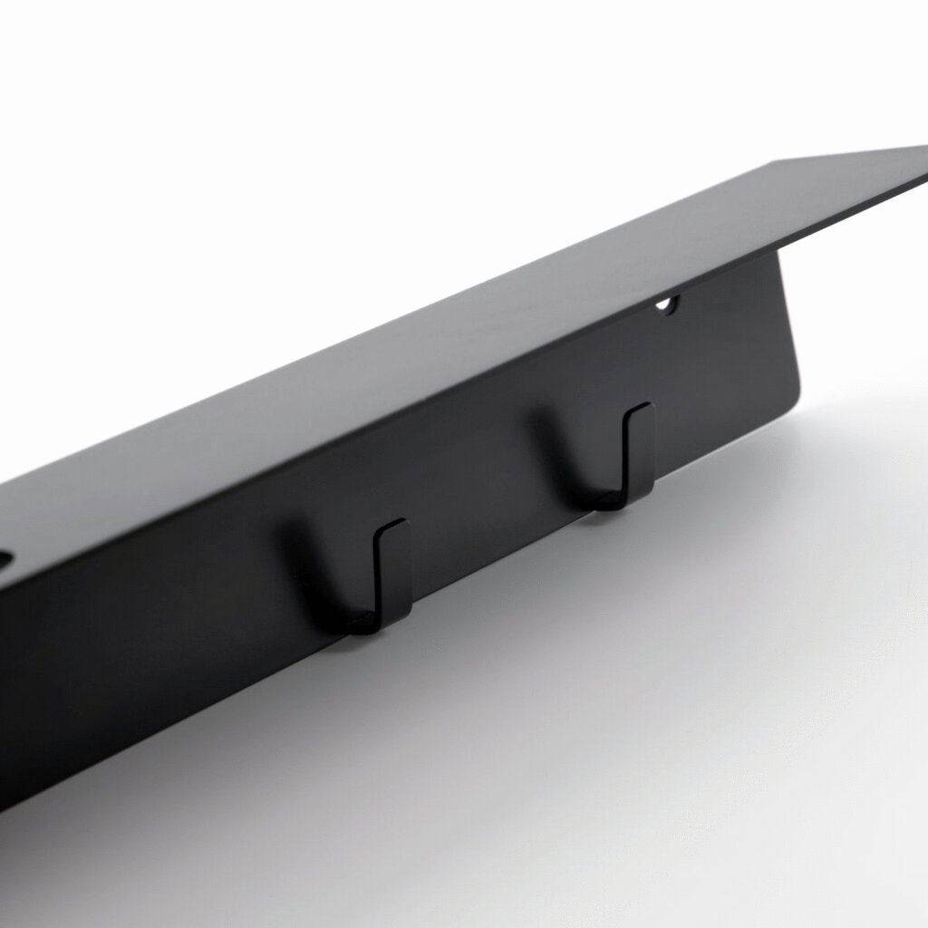 Regal mit Flaschenhalterung und Hakenleiste