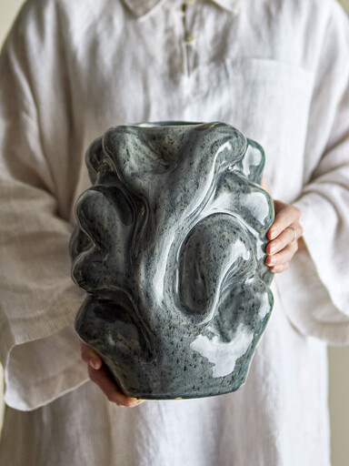 Impressionen zu Bloomingville Vuelle Vase Grau aus Steingut, Bild 3