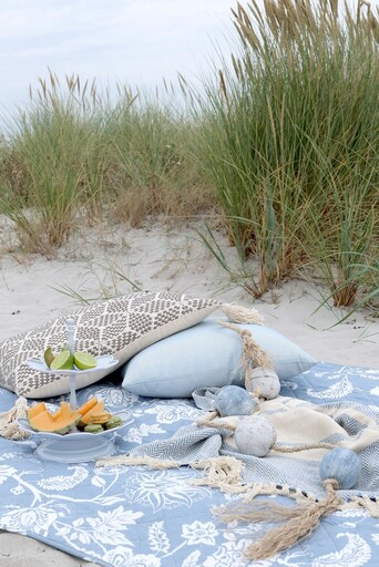 Impressionen zu Chic Antique Aix Plaid Garnüberschuss Blau Creme – Skandinavische Gemütlichkeit, Bild 1