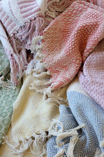 Impressionen zu Chic Antique Aix Plaid Garnüberschuss Blau Creme – Skandinavische Gemütlichkeit, Bild 2