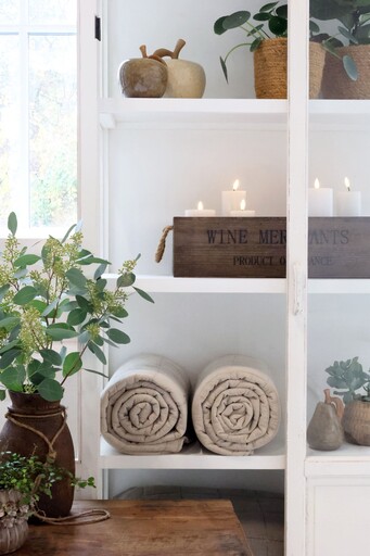 Impressionen zu Chic Antique Weißer Vitrinenschrank mit Glastüren und Regalböden, Bild 2