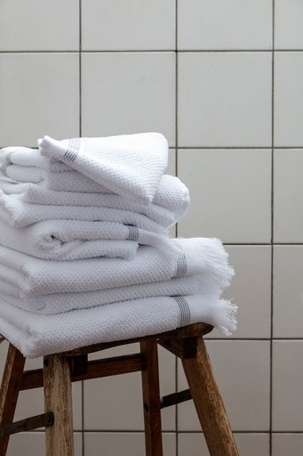 Impressionen zu Meraki Handtuch Bio Baumwolle weiß mit grauen Streifen, Bild 1