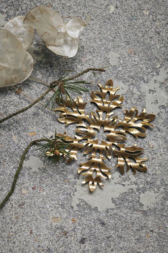 Impressionen zu House Doctor Ornament aus Metall Snow Flower, Bild 1