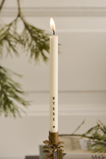 Impressionen zu IB Laursen Dünne hohe Kerze mit Hygge Aufschrift, Bild 1