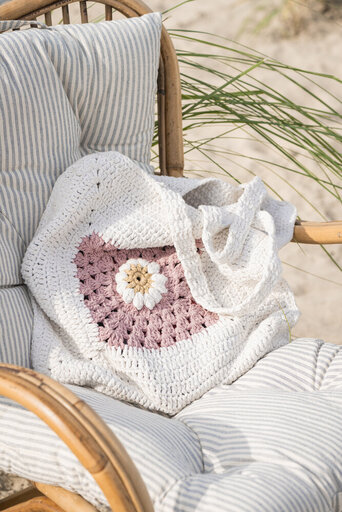 Impressionen zu IB Laursen Gehäkelte Tasche Coral Almond mit Blume, Bild 2