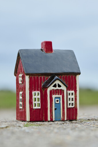 Impressionen zu IB Laursen Haus für Teelicht Visby rot, blaue Tür, Bild 1