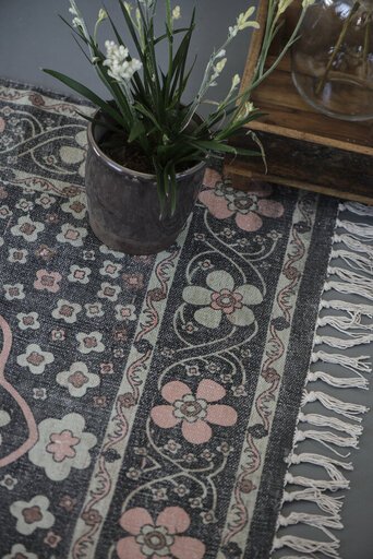 Impressionen zu IB Laursen Teppich schwarz mit rosa und hellgrünen Blumen handgewebt, Bild 3