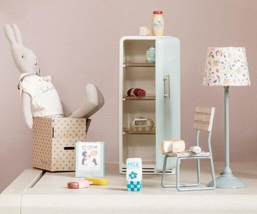 Impressionen zu Maileg Miniatur Kühlschrank für Hasen und Mäuse, Bild 1