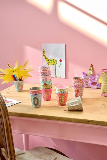 Impressionen zu RICE Buchstaben-Becher mit Blumen Medium, Bild 2