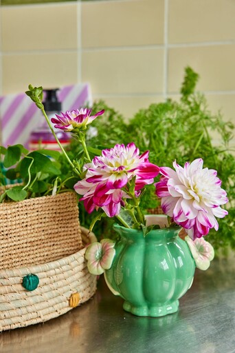 Impressionen zu RICE Handbemalte Keramik Vase mit Blumenhenkel, Bild 2