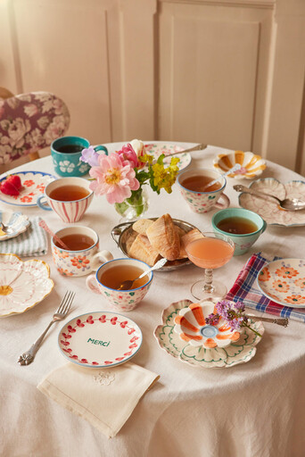 Impressionen zu RICE Keramik Teetasse mit Handgemalten Blumen, Bild 1